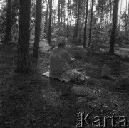 Koniec lat 50., Urle, woj. warszawskie, Polska.
Zofia Małek - matka fotografki Ireny Jarosińskiej.
Fot. Irena Jarosińska, zbiory Ośrodka KARTA