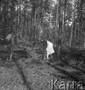 Koniec lat 50., Urle, woj. warszawskie, Polska.
Zofia Małek - matka fotografki Ireny Jarosińskiej - ze swoim wnukiem Markiem Jarosińskim - synem fotografki.
Fot. Irena Jarosińska, zbiory Ośrodka KARTA