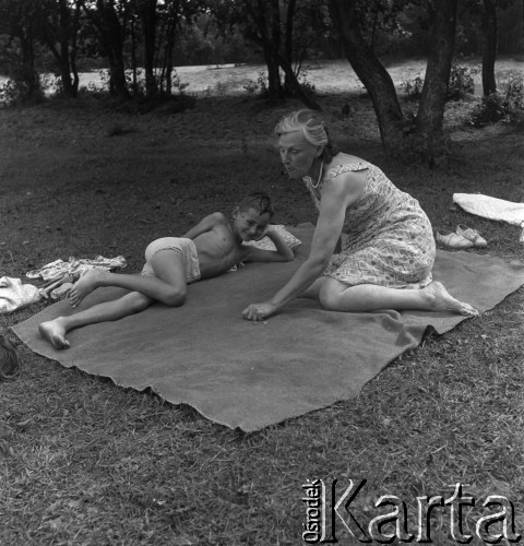 Koniec lat 50., Urle, woj. warszawskie, Polska.
Zofia Małek - matka fotografki Ireny Jarosińskiej - ze swoim wnukiem Markiem Jarosińskim - synem fotografki.
Fot. Irena Jarosińska, zbiory Ośrodka KARTA