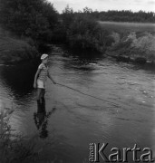 Koniec lat 50., Urle, woj. warszawskie, Polska.
Marek Jarosiński - syn fotografki Ireny Jarosińskiej nad rzeką Liwiec.
Fot. Irena Jarosińska, zbiory Ośrodka KARTA