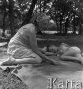 Koniec lat 50., Urle, woj. warszawskie, Polska.
Zofia Małek - matka fotografki Ireny Jarosińskiej - ze swoim wnukiem Markiem Jarosińskim - synem fotografki.
Fot. Irena Jarosińska, zbiory Ośrodka KARTA