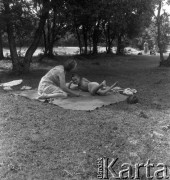 Koniec lat 50., Urle, woj. warszawskie, Polska.
Zofia Małek - matka fotografki Ireny Jarosińskiej - ze swoim wnukiem Markiem Jarosińskim - synem fotografki.
Fot. Irena Jarosińska, zbiory Ośrodka KARTA