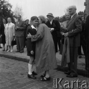 1957, Warszawa, Polska.
Marek Jarosiński (syn fotografki Ireny Jarosińskiej) przed przystąpieniem do pierwszej Komunii Świętej. Z prawej stoi dziadek Antoni Jarosiński.
Fot. Irena Jarosińska, zbiory Ośrodka KARTA