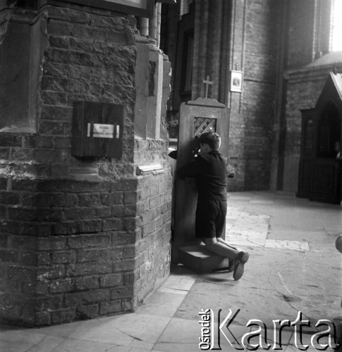 1957, Warszawa, Polska.
Pierwsza spowiedź święta Marka Jarosińskiego (syna fotografki Ireny Jarosińskiej).
Fot. Irena Jarosińska, zbiory Ośrodka KARTA