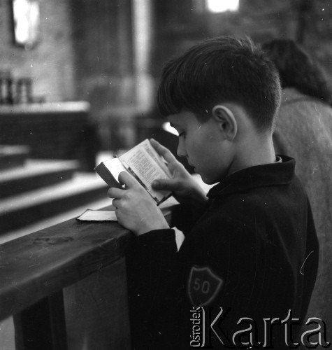 1957, Warszawa, Polska.
Pierwsza spowiedź święta Marka Jarosińskiego (syna fotografki Ireny Jarosińskiej).
Fot. Irena Jarosińska, zbiory Ośrodka KARTA