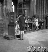 1957, Warszawa, Polska.
Pierwsza spowiedź święta Marka Jarosińskiego (syna fotografki Ireny Jarosińskiej).
Fot. Irena Jarosińska, zbiory Ośrodka KARTA