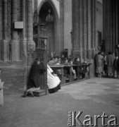 1957, Warszawa, Polska.
Pierwsza spowiedź święta Marka Jarosińskiego (syna fotografki Ireny Jarosińskiej).
Fot. Irena Jarosińska, zbiory Ośrodka KARTA