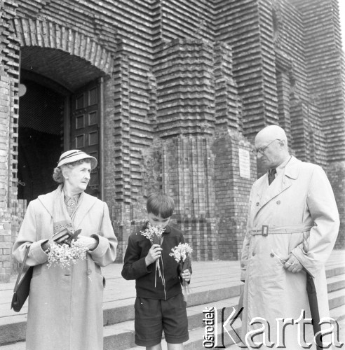 1957, Warszawa, Polska.
Marek Jarosiński (syn fotografki Ireny Jarosińskiej) z babcią i dziadkiem Antonim Jarosińskim przed kościołem.
Fot. Irena Jarosińska, zbiory Ośrodka KARTA