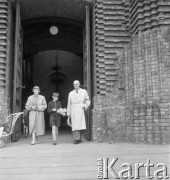 1957, Warszawa, Polska.
Marek Jarosiński (syn fotografki Ireny Jarosińskiej) z babcią i dziadkiem Antonim Jarosińskim przed kościołem.
Fot. Irena Jarosińska, zbiory Ośrodka KARTA