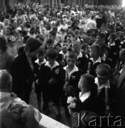 1957, Warszawa, Polska.
Dzieci przystępujące do pierwszej Komunii Świętej. W pierwszym rzędzie 2. z lewej Marek Jarosiński (syn fotografki Ireny Jarosińskiej).
Fot. Irena Jarosińska, zbiory Ośrodka KARTA