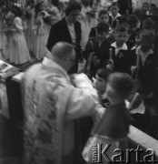 1957, Warszawa, Polska.
Marek Jarosiński (syn fotografki Ireny Jarosińskiej) przystępuje do pierwszej Komunii Świętej.
Fot. Irena Jarosińska, zbiory Ośrodka KARTA