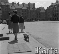 Koniec lat 50., Warszawa, Polska.
Rodzina Ireny Jarosińskiej na Rynku Starego Miasta. 
Fot. Irena Jarosińska, zbiory Ośrodka KARTA