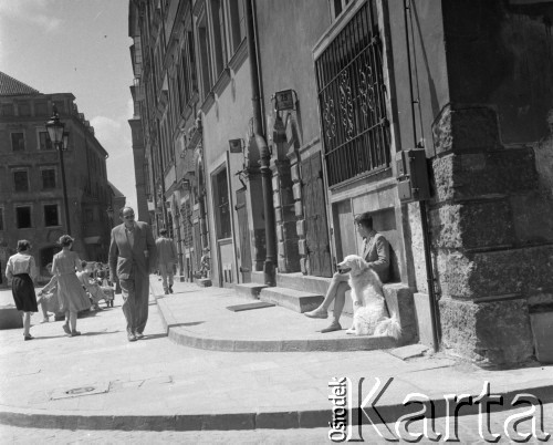 Koniec lat 50., Warszawa, Polska.
Przechodnie na Rynku Starego Miasta. 
Fot. Irena Jarosińska, zbiory Ośrodka KARTA