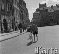 Koniec lat 50., Warszawa, Polska.
Rynek Starego Miasta. Chłopiec z psem. 
Fot. Irena Jarosińska, zbiory Ośrodka KARTA