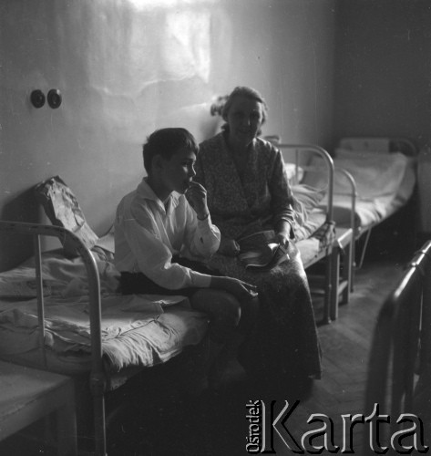 Koniec lat 50., Warszawa, Polska.
Marek Jarosiński (syn fotografki Ireny Jarosińskiej) podczas odwiedzin w szpitalu swojej babci Zofii Małek.
Fot. Irena Jarosińska, zbiory Ośrodka KARTA