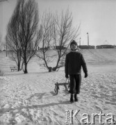 Koniec lat 50., Warszawa, Polska.
Marek Jarosiński (syn fotografki Ireny Jarosińskiej) na sankach.
Fot. Irena Jarosińska, zbiory Ośrodka KARTA