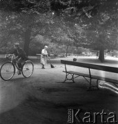 Początek lat 60., Warszawa, Polska.
Marek Jarosiński (syn fotografki Ireny Jarosińskiej) podczas jazdy na rowerze w parku.
Fot. Irena Jarosińska, zbiory Ośrodka KARTA