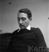 Lata 60., Warszawa, Polska.
Mąż fotografki Ireny Jarosińskiej - Stanisław Pieniążek w mieszkaniu przy ul. Świerczewskiego.
Fot. Irena Jarosińska, zbiory Ośrodka KARTA