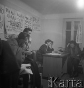 Listopad-grudzień 1956, Zakopane, woj. krakowskie, Polska.
Spotkanie organizacyjne członków Rewolucyjnego Związku Młodzieży.
Fot. Irena Jarosińska, zbiory Ośrodka KARTA