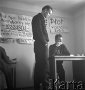 Listopad-grudzień 1956, Zakopane, woj. krakowskie, Polska.
Spotkanie organizacyjne członków Rewolucyjnego Związku Młodzieży. Przy biurku siedzi Wojciech Niedziałek, przewodniczący Rewolucyjnego Związku Młodzieży i Związku Ofiar Hitleryzmu i Stalinizmu.
Fot. Irena Jarosińska, zbiory Ośrodka KARTA