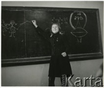 Brak daty, Polska.
Dziewczyna przy tablicy.
Fot. Irena Jarosińska, zbiory Ośrodka KARTA