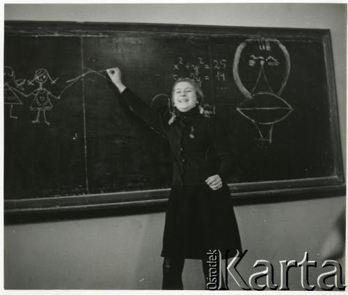 Brak daty, Polska.
Dziewczyna przy tablicy.
Fot. Irena Jarosińska, zbiory Ośrodka KARTA