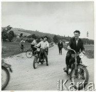 Brak daty, Polska.
Mężczyźni na motocyklach.
Fot. Irena Jarosińska, zbiory Ośrodka KARTA