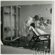Lata 60., Polska.
Salon kosmetyczny.
Fot. Irena Jarosińska, zbiory Ośrodka KARTA