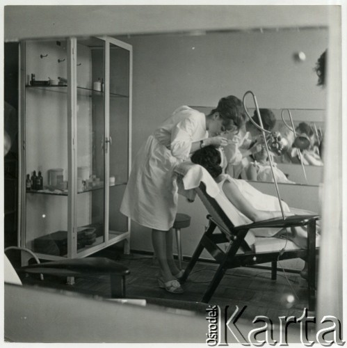 Lata 60., Polska.
Salon kosmetyczny.
Fot. Irena Jarosińska, zbiory Ośrodka KARTA