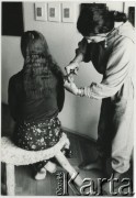 20.06.1987, Warszawa, Polska.
Wystawa w pracowni fotografki Ireny Jarosińskiej na ulicy Świerczewskiego 95/99 m. 10a (dziś Aleja Solidarności). Kobieta obcina włosy Irenie Jarosińskiej.
Fot. Irena Jarosińska, zbiory Ośrodka KARTA
