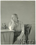 Lata 60., Warszawa, Polska.
Kobieta mieszkająca przy alei Karola Świerczewskiego 95/99 (dziś Aleje Solidarności). W tym samym budynku mieszkała Irena Jarosińska.
Fot. Irena Jarosińska, zbiory Ośrodka KARTA