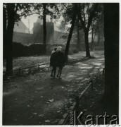 Lata 50. lub 60., Dzierżoniów, Polska. 
Spacer wzdłuż murów obronnych.
Fot. Irena Jarosińska, zbiory Ośrodka KARTA