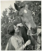 1963, Olsztyn, Polska.
Studentka Wydziału Zootechnicznego Wyższej Szkoły Rolniczej przy koniu. 
Fot. Irena Jarosińska, zbiory Ośrodka KARTA