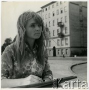 Brak daty, Polska.
Kobieta ze szkicownikiem.
Fot. Irena Jarosińska, zbiory Ośrodka KARTA