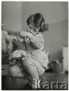 Brak daty, Warszawa, Polska.
Przedszkole nr 119. Ewa Żydak z lalką. 
Fot. Irena Jarosińska, zbiory Ośrodka KARTA