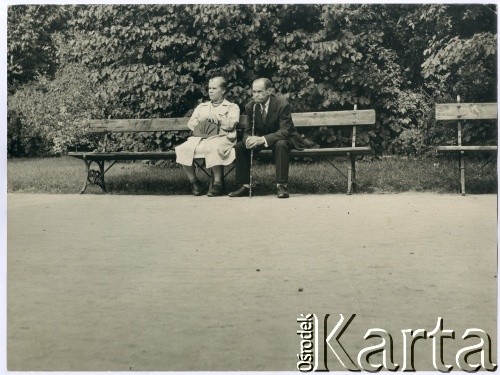 Lata 50., Warszawa, Polska.
Odpoczynek w parku.
Fot. Irena Jarosińska, zbiory Ośrodka KARTA