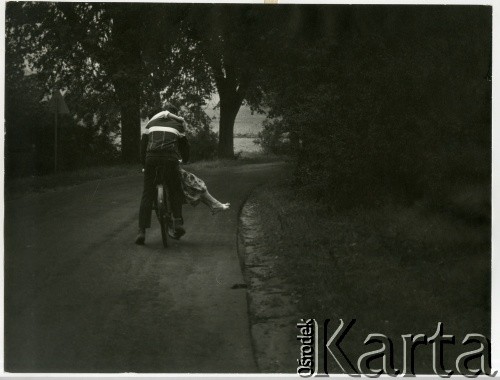 Lata 70. lub 80., Polska.
Para jadąca rowerem.
Fot. Irena Jarosińska, zbiory Ośrodka KARTA