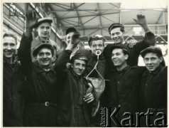 1952, Bydgoszcz, Polska.
Pomorskie Zakłady Budowy Maszyn - członkowie brygady Hanki Sawickiej z proporczykiem za wykonanie 200% normy.
Fot. Irena Jarosińska, zbiory Ośrodka KARTA