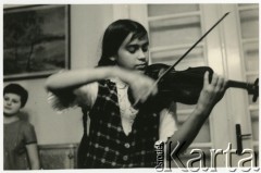 Lata 60. lub 70., Polska.
Młoda skrzypaczka.
Fot. Irena Jarosińska, zbiory Ośrodka KARTA