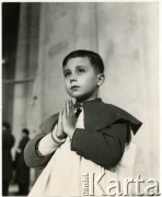 Lata 60., Frombork, Polska.
Ministrant. 
Fot. Irena Jarosińska, zbiory Ośrodka KARTA