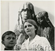 Lata 60. lub 70., Polska.
Kobieta i dziecko przed rzeźbą św. Anny Samotrzeciej.
Fot. Irena Jarosińska, zbiory Ośrodka KARTA
