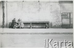 Lata 50. lub 60., Polska.
Kobiety na ławce. 
Fot. Irena Jarosińska, zbiory Ośrodka KARTA