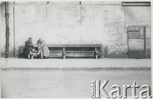 Lata 50. lub 60., Polska.
Kobiety na ławce. 
Fot. Irena Jarosińska, zbiory Ośrodka KARTA
