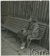 Lata 50., Warszawa, Polska.
Kobieta na ławce.
Fot. Irena Jarosińska, zbiory Ośrodka KARTA