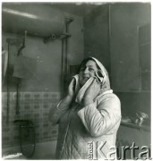 Lata 50., Polska.
Kobieta wycierająca włosy ręcznikiem.
Fot. Irena Jarosińska, zbiory Ośrodka KARTA