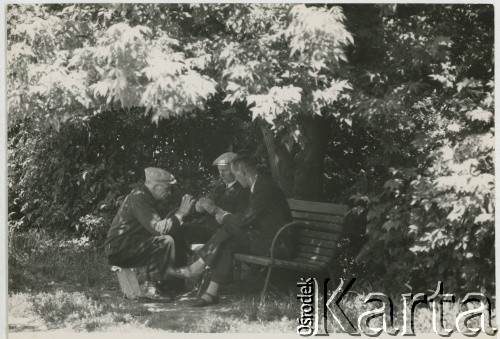 Lata 50., Warszawa, Polska.
Mężczyźni grający w karty.
Fot. Irena Jarosińska, zbiory Ośrodka KARTA