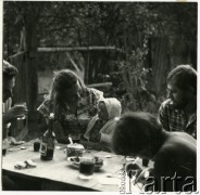 1978-1987, Grobka, Polska.
Rodzina leśniczego z Grobki.
Fot. Irena Jarosińska, zbiory Ośrodka KARTA