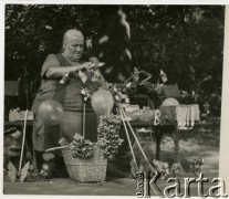 Lata 50. lub 60., Warszawa, Polska.
Sprzedaż obwarzanków i zabawek w parku.
Fot. Irena Jarosińska, zbiory Ośrodka KARTA