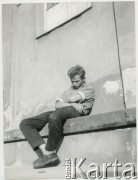 Lata 50., Warszawa, Polska.
Mężczyzna na Starym Mieście.
Fot. Irena Jarosińska, zbiory Ośrodka KARTA
