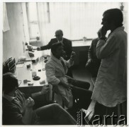 Lata 70., Polska.
Instytut Badań Jądrowych. Narada robocza, od lewej: mgr inż. Józef Mencel, mgr inż. Juliusz Mateńko, doc. inż. Józef Janiczek, mgr inż. Mikołaj Potocki, mgr inż. Benedykt Soczówka.
Fot. Irena Jarosińska, zbiory Ośrodka KARTA


